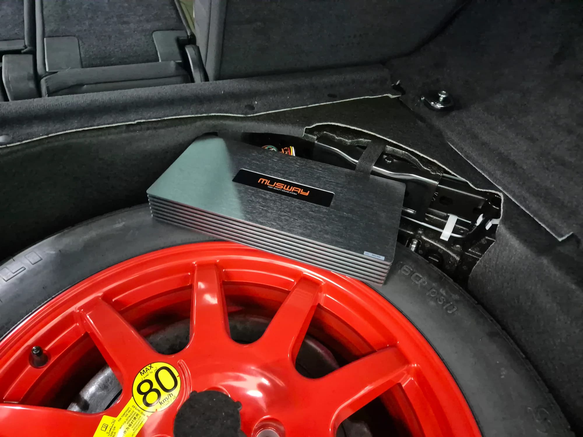 트렁크 하부 공간에 MUSWAY M12를 배치했습니다.