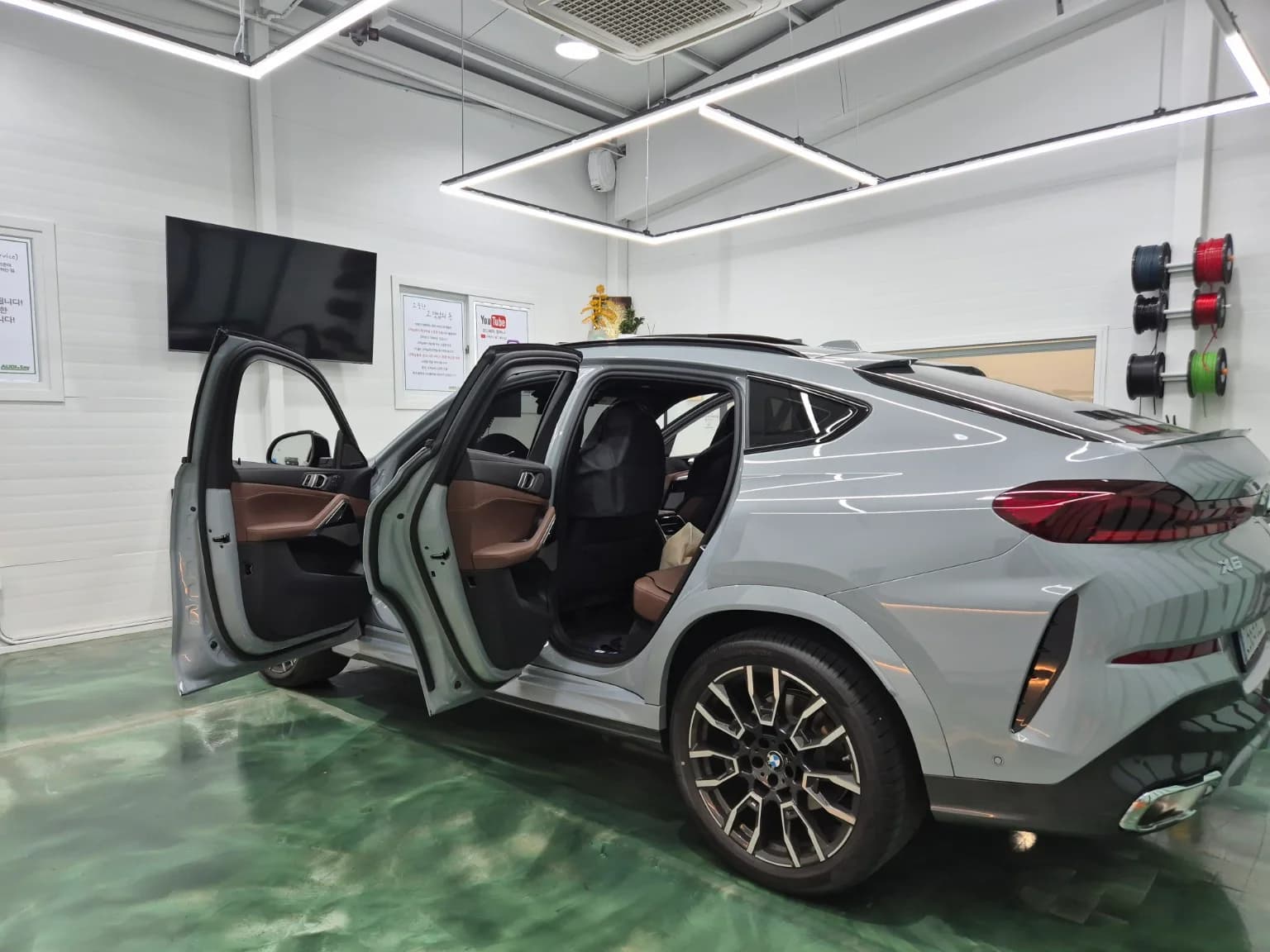 사운드 시스템 시공을 위해 입고된 BMW X6