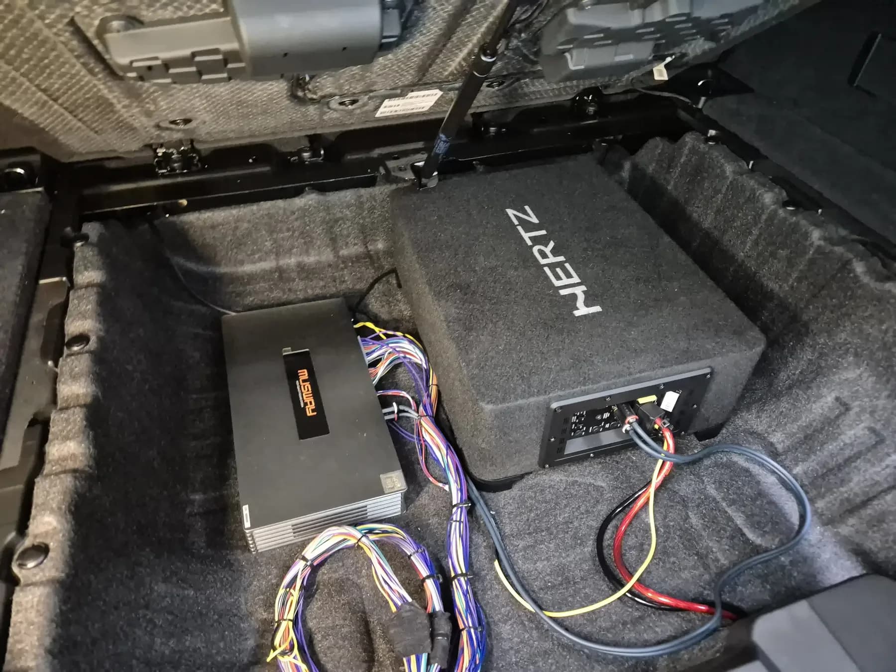 트렁크 하부 MUSWAY DSP와 HERTZ 서브우퍼 배치
