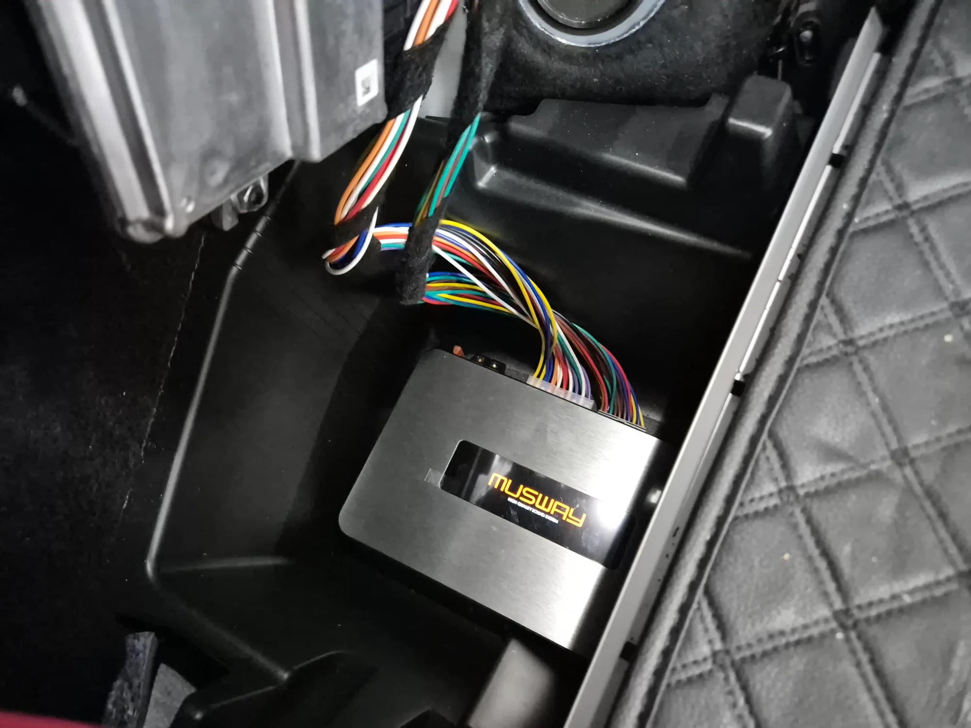 트렁크 측면 공간에 MUSWAY DSP 배치